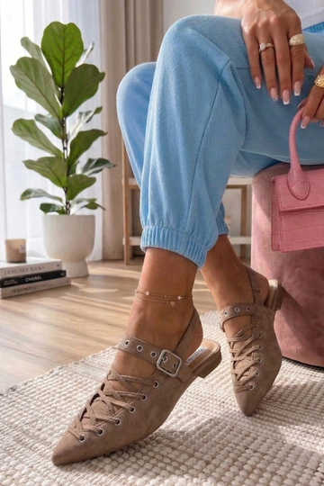 Ballerines couleur caramel à talon ouvert ornées de lacets Seraphina