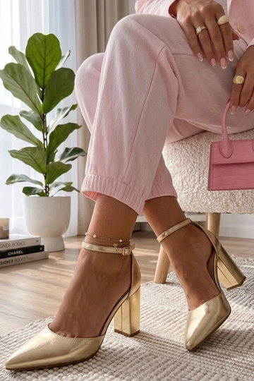 Talons dorés sur colonne...