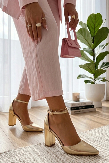 Talons dorés sur colonne... 2