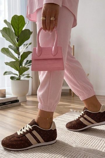 Baskets marron ornées de... 2