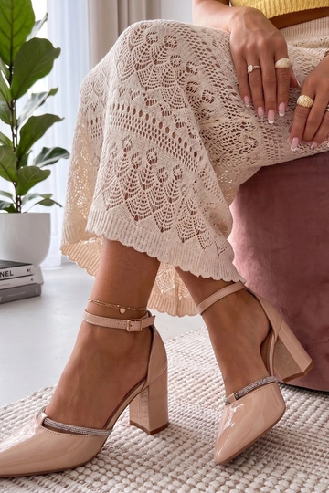 Chaussures vernies couleur sable avec zircons Victoria