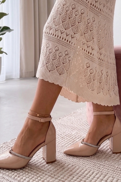 Chaussures vernies couleur sable avec...