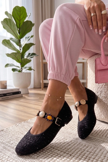 Ballerines noires avec une sangle décorative Chantal