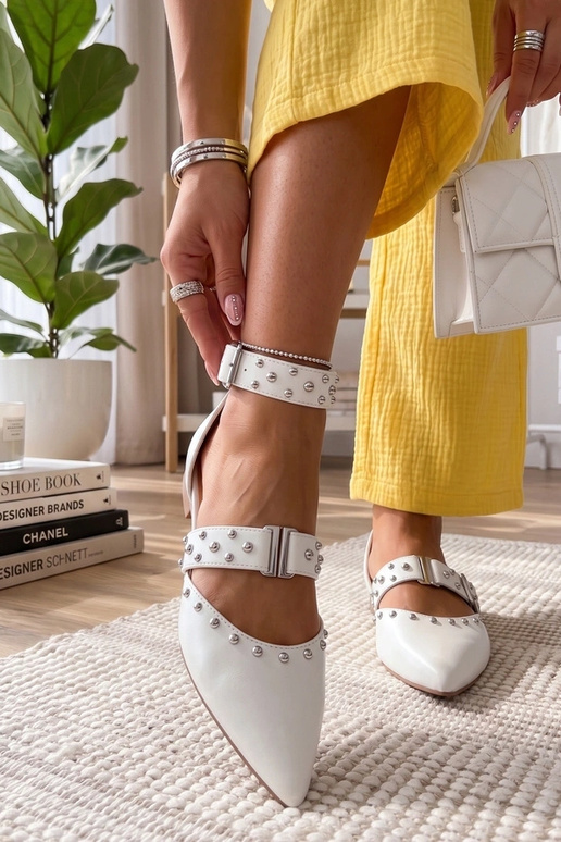 Ballerines blanches avec des cristaux...