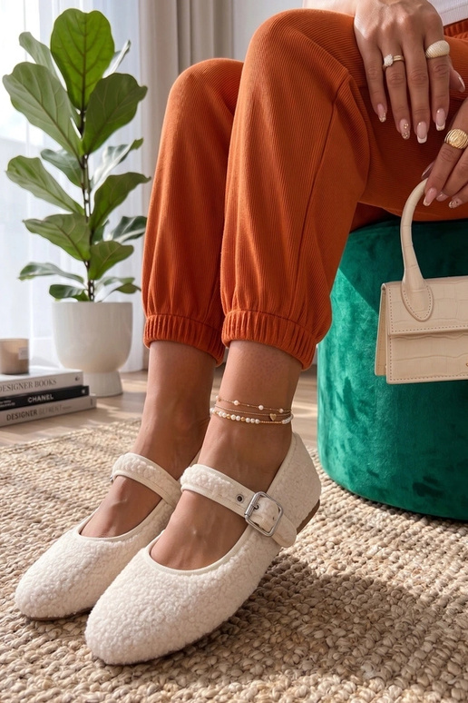 Ballerines blanches en fourrure avec sangle Chantal