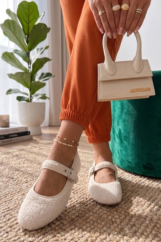 Ballerines blanches en fourrure avec sangle Chantal