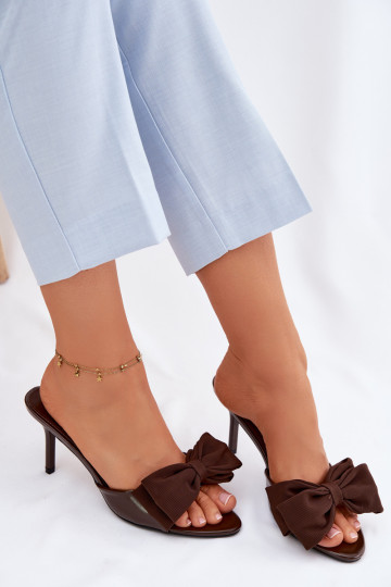 Mules pour femmes avec fins talons et nœuds couleur chocolat Jelessa