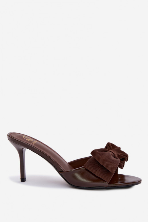 Mules pour femmes avec fins talons et nœuds couleur chocolat Jelessa