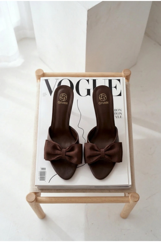 Mules pour femmes avec fins talons et nœuds couleur chocolat Jelessa