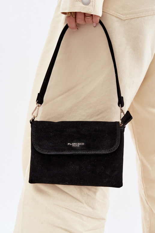 Un petit sac à mainen daim écologiqueu couleur noire Lucelle