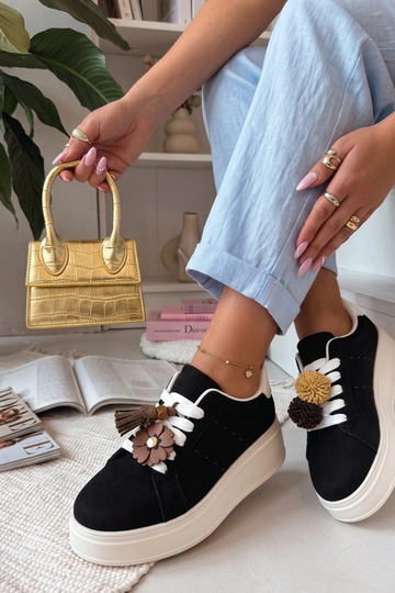 Baskets noires sur... 2