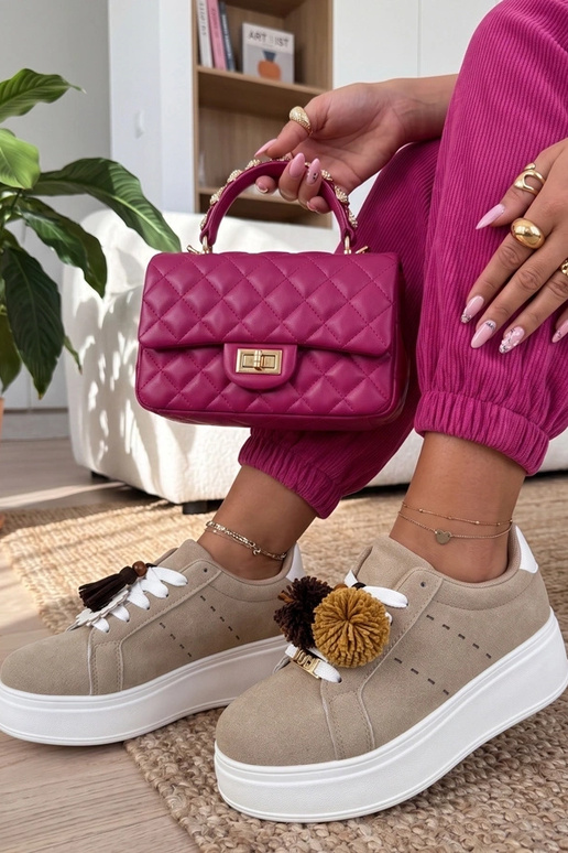 Baskets couleur sable sur plateforme...