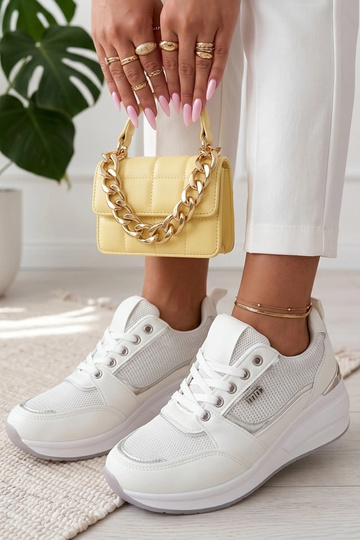 Baskets blanches avec talon...