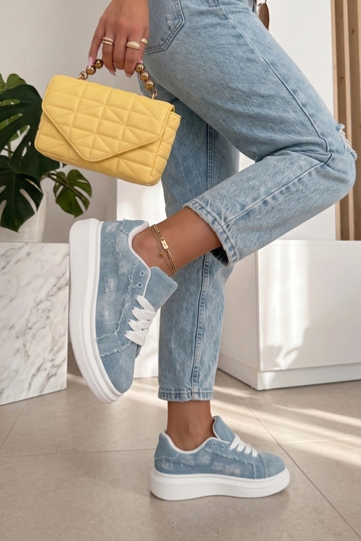 Baskets bleues sur plateforme avec...