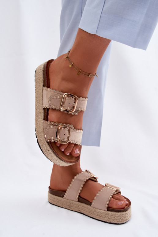 Pantoufles pour femmes avec une plateforme Avec tresse couleur dorée avec boucles I avec des rivets beige