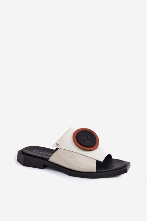 Pantoufles en cuir Féminin dessin géométrique Il fautciejka K7479-01 beige-couleur noire