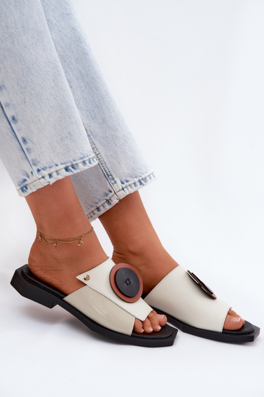 Pantoufles en cuir Féminin dessin géométrique Il fautciejka K7479-01 beige-couleur noire