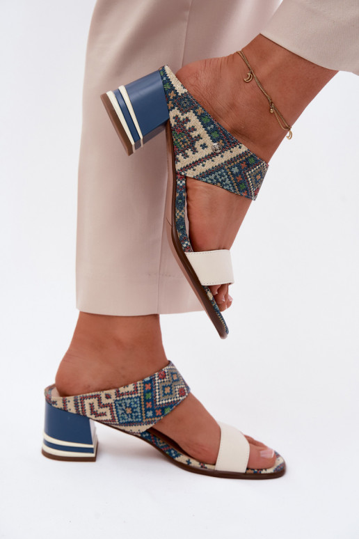 Chaussons en cuir pour femmes couleur sable et bleue à motif avec talons Tai turiciejka K7522-04