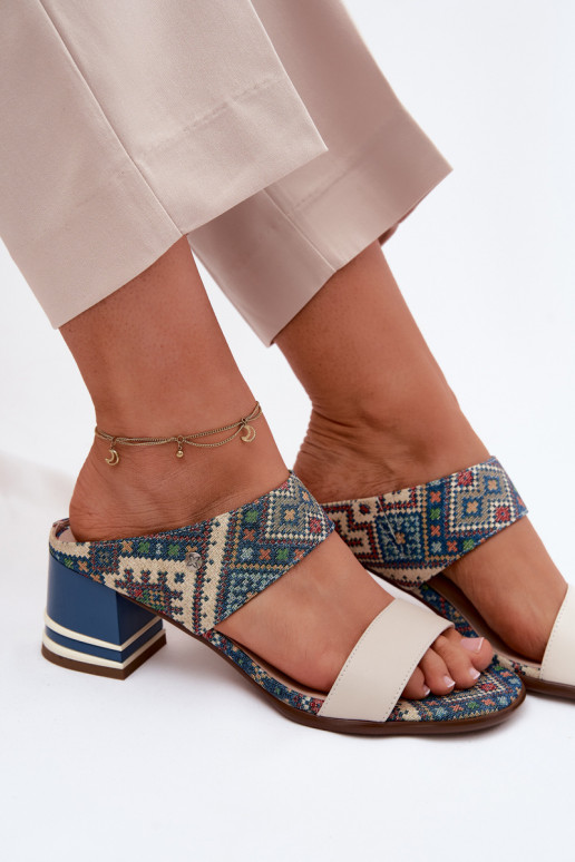 Chaussons en cuir pour femmes couleur sable et bleue à motif avec talons Tai turiciejka K7522-04