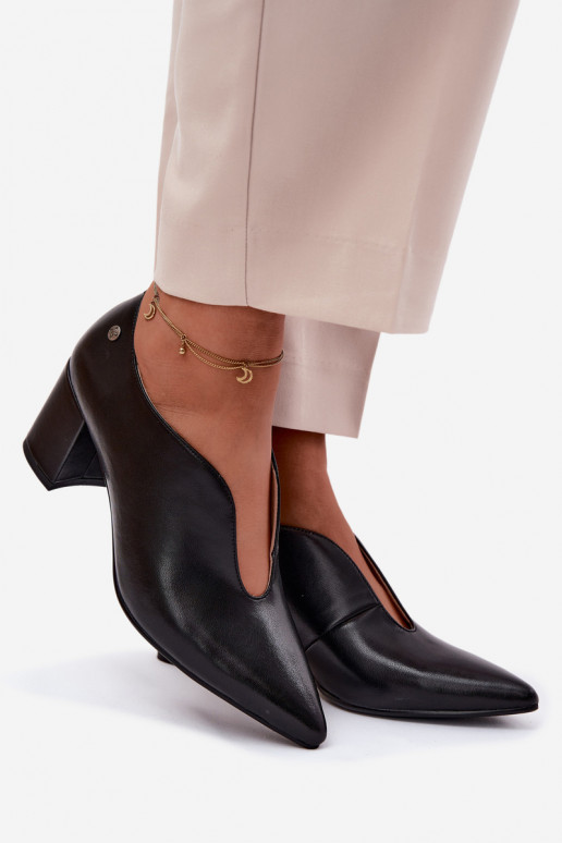 Peau chaussures Féminin avec des talons Il fautciejka K7469-01 couleur noire