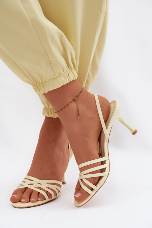 Sandales pour femmes avec des talons fins avec des bandes couleur jaune Velivelle