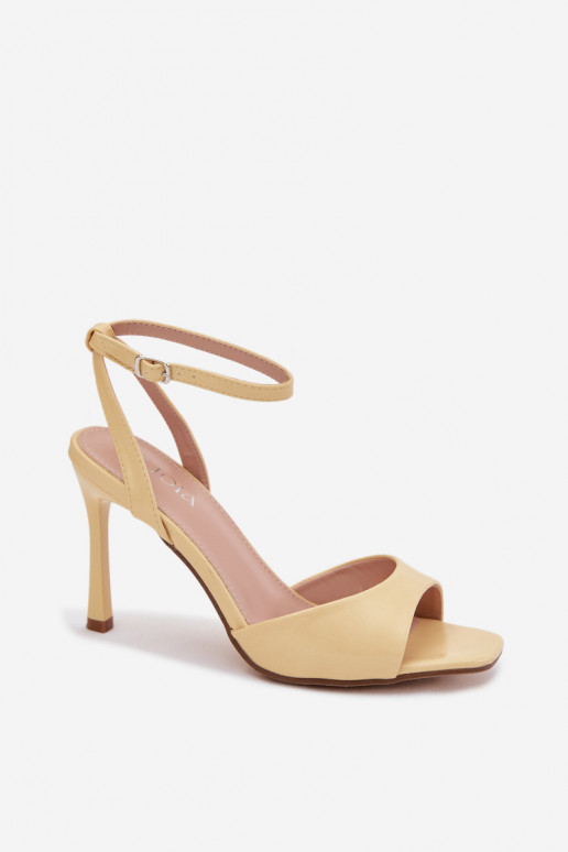 Sandales jaunes à talon fin en simili cuir Olissey