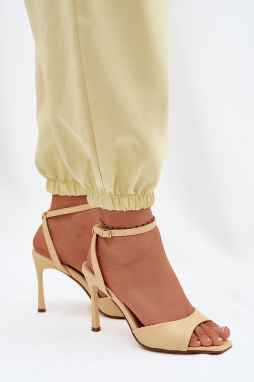 Sandales pour femmes avec des talons finsImitacji Skóry couleur jaune Olissey
