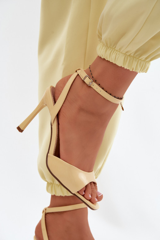 Sandales jaunes à talon fin en simili cuir Olissey