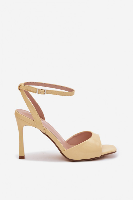 Sandales jaunes à talon fin en simili cuir Olissey