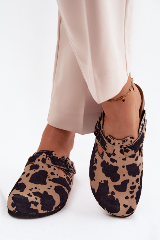 Mules en cuir daim avec boucles Zazoo 1905, couleurs sable et noir