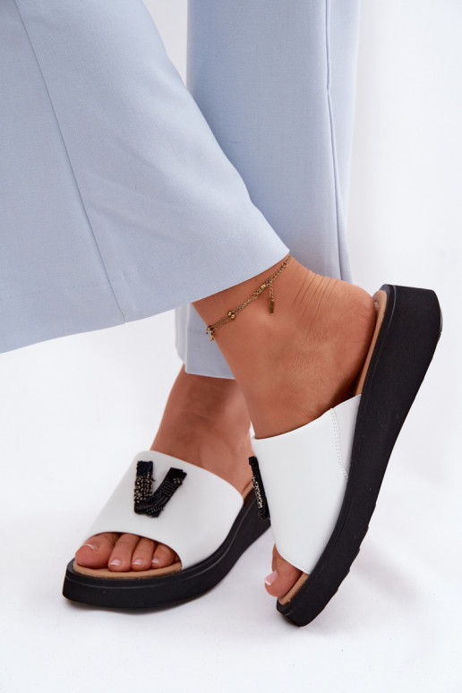 Chaussons en cuir pour femmes avec tige en V sur plateforme Vinceza 66950, couleur blanche