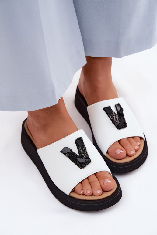 Chaussons en cuir pour femmes avec tige en V sur plateforme Vinceza 66950, couleur blanche