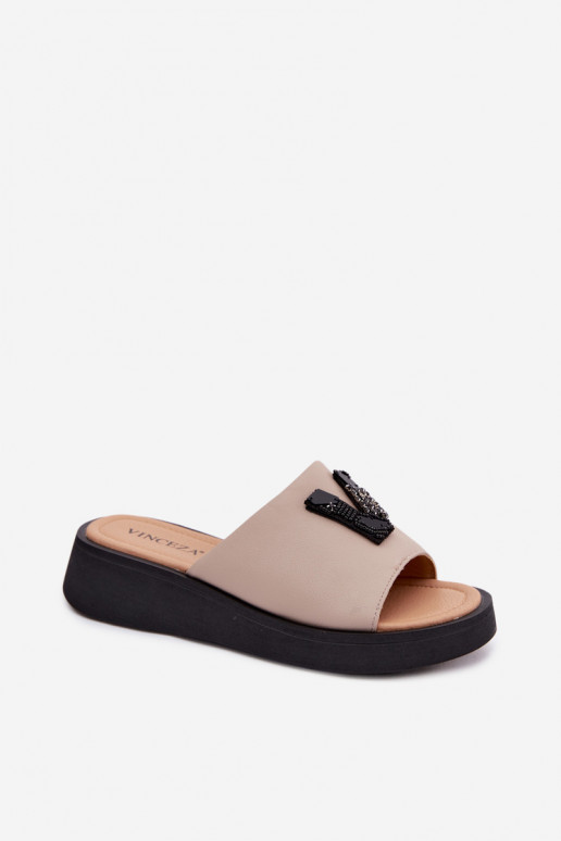 Chaussons en cuir pour femmes avec tige en V sur plateforme Vinceza 66950, couleur sable