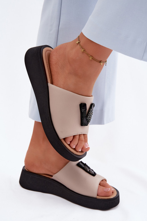 Chaussons en cuir pour femmes avec tige en V sur plateforme Vinceza 66950, couleur sable