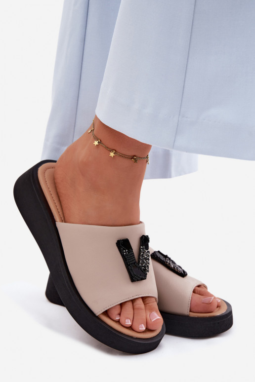 Chaussons en cuir pour femmes avec tige en V sur plateforme Vinceza 66950, couleur sable