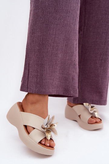 Pantoufles en cuir avec une plateforme Avec des décorations Une fleur Vinceza 41511 beige 2