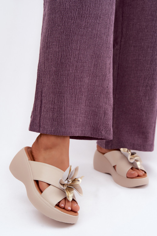 Pantoufles en cuir avec une plateforme Avec des décorations Une fleur Vinceza 41511 beige