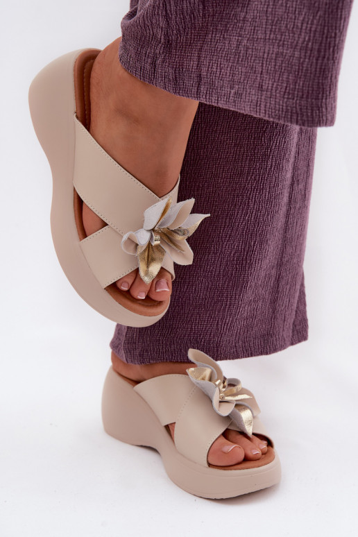 Chaussons en cuir à plateforme avec fleurs décoratives Vinceza 41511, couleur sable
