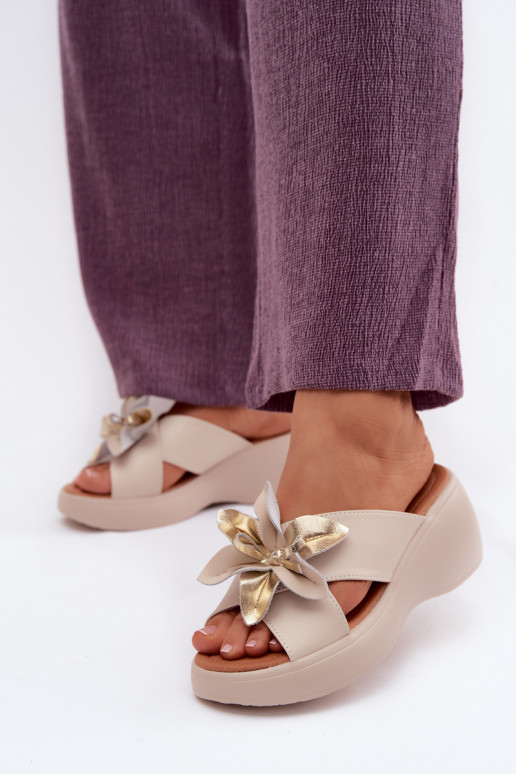 Pantoufles en cuir avec une plateforme Avec des décorations Une fleur Vinceza 41511 beige