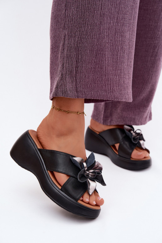 Pantoufles en cuir avec une plateforme Avec des décorations Une fleur Vinceza 41511 couleur noire