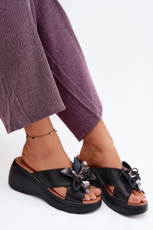 Pantoufles en cuir avec une plateforme Avec des décorations Une fleur Vinceza 41511 couleur noire