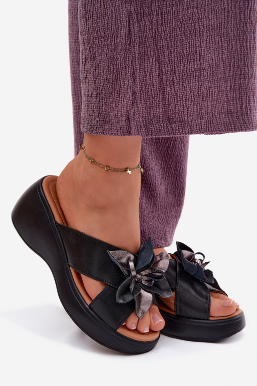 Pantoufles en cuir avec une plateforme Avec des décorations Une fleur Vinceza 41511 couleur noire