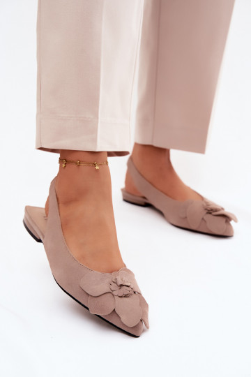 des sandales Peau en daim avec des talons larges Avec des décorations Une fleur Vinceza 66951 beige