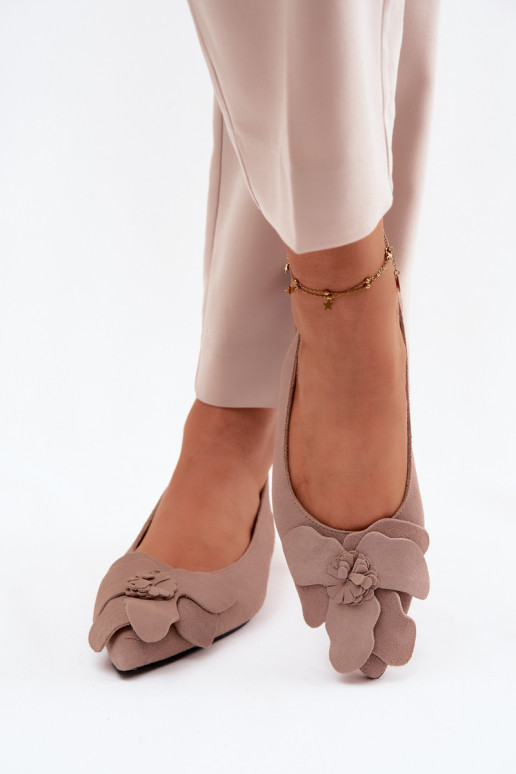 des sandales Peau en daim avec des talons larges Avec des décorations Une fleur Vinceza 66951 beige