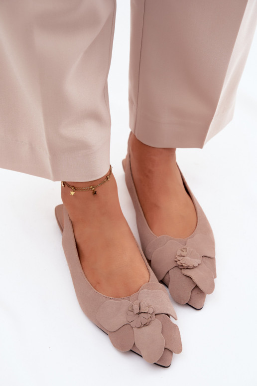 des sandales Peau en daim avec des talons larges Avec des décorations Une fleur Vinceza 66951 beige