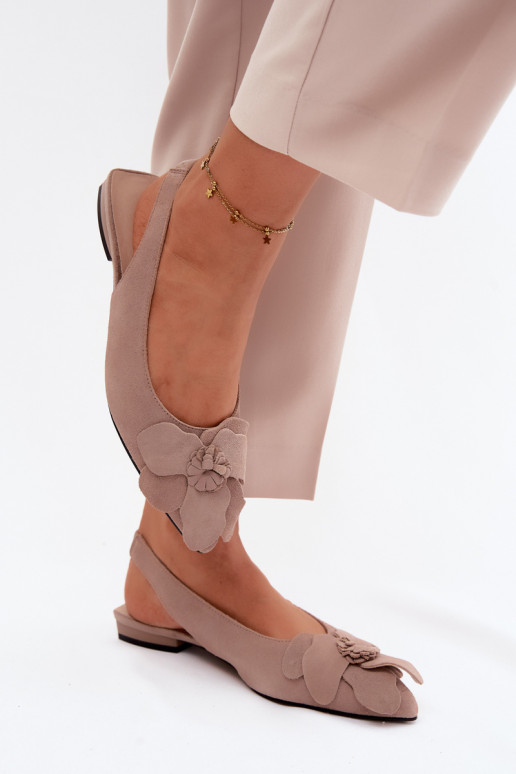 des sandales Peau en daim avec des talons larges Avec des décorations Une fleur Vinceza 66951 beige