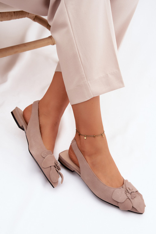 des sandales Peau en daim avec des talons larges Avec des décorations Une fleur Vinceza 66951 beige