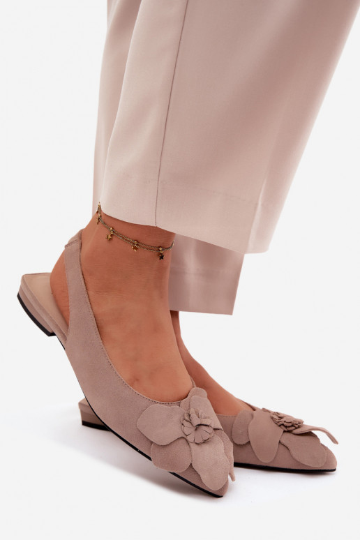 des sandales Peau en daim avec des talons larges Avec des décorations Une fleur Vinceza 66951 beige