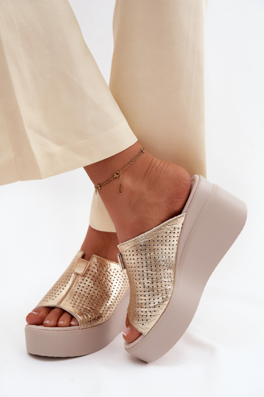 Pantoufles pour femmesActivéturalnej Skóry avec une plateforme Vinceza 95392 couleur dorée