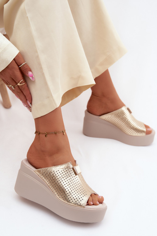 Pantoufles pour femmesActivéturalnej Skóry avec une plateforme Vinceza 95392 couleur dorée